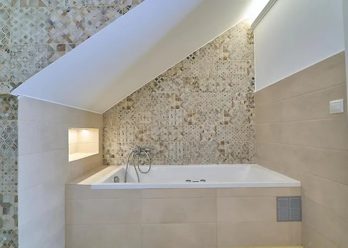 Invalencia Alberic Jungle R Big House Stylish 3 Bdr & 3 Wc With Private Terrace